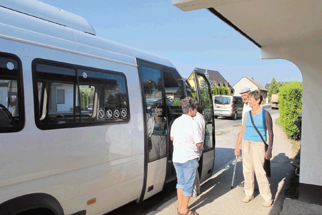Na šestih relacijah novomeškega mestnega potniškega prometa vozi sedem avtobusov, število voznikov pa so že zmanjšali z...
