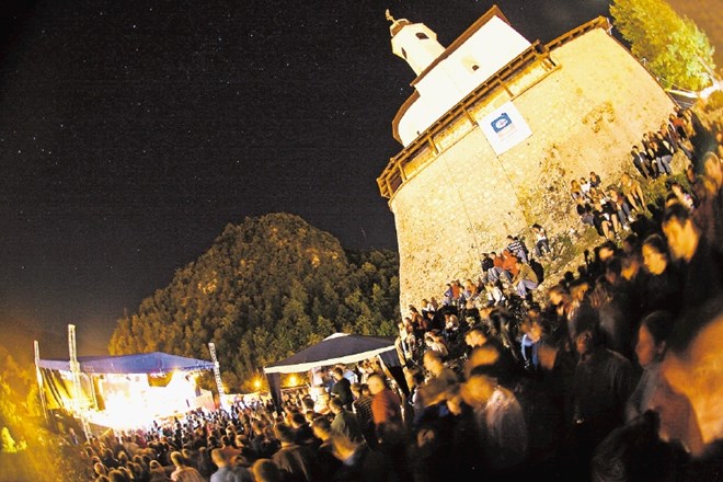 Kamfest zadnja leta obišče več kot 30.000 obiskovalcev. 