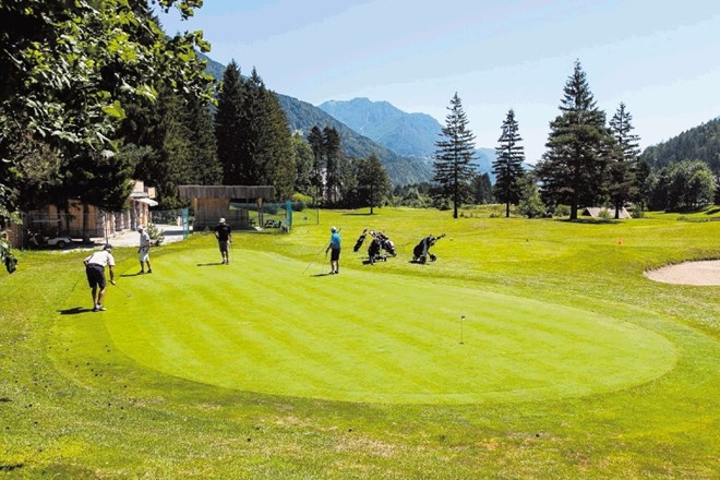 Golf igrišče v Kranjski Gori ima zdaj le šest lukenj, čeprav ima klub  več kot 250 članov. 