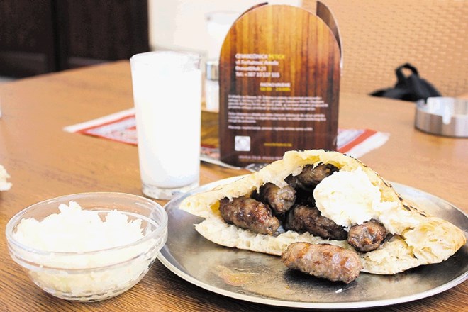 Čevapčiči so endemična sarajevska hrana, ki nima enakega okusa, že če jo odneseš iz Sarajeva. 