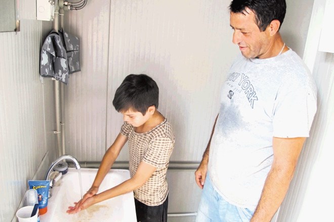 Sandi Brezar in njegov najmlajši sin, desetletni Sebastjan, sta zelo  vesela sanitarnega zabojnika. Brezar zagotavlja, da bo...