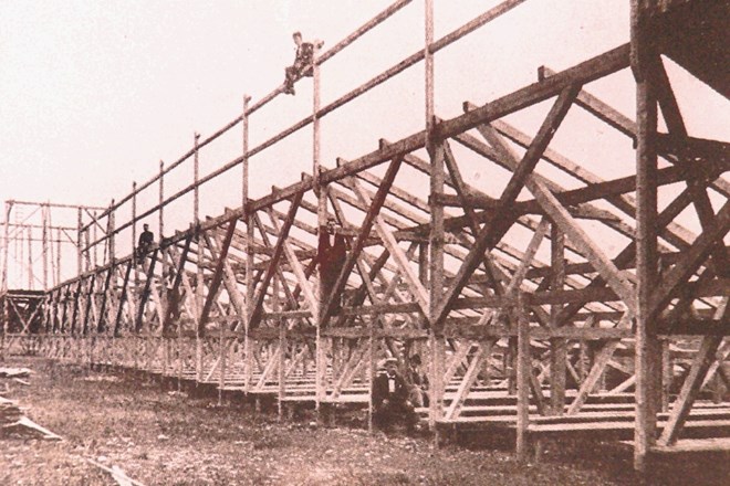 Pri gradnji stadiona za jugoslovanski sokolski zlet so želeli sodelovati vsi tesarji, saj jim je delo na takšnem objektu dalo...
