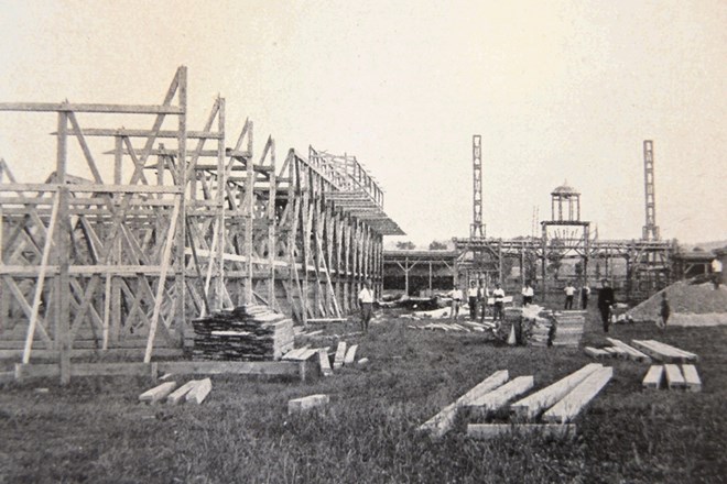 Pri gradnji stadiona so porabili 3000 kubičnih metrov žaganega lesa. 