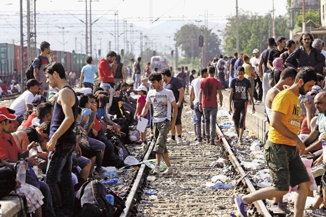 Vse več beguncev je tudi v državah na  balkanski poti. Na fotografiji so čakajoči na vlak iz makedonske Gevgelije proti...