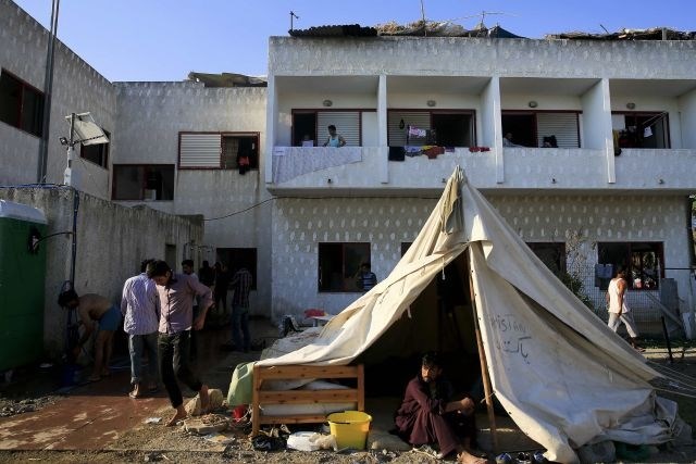 Pakistanski migranti so si šotor postavili na terasi zapuščenega hotela na otoku Kos. (Foto: Reuters) 