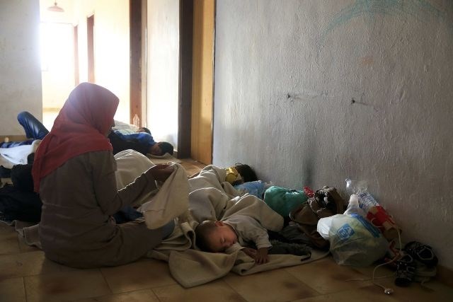 Afganistanski migranti so si začasne »postelje« uredili na hodniku zapuščenega hotela na otoku Kos. (Foto: Reuters) 