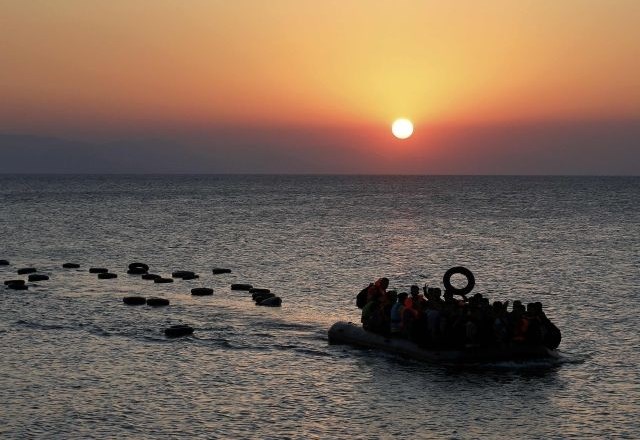Do zadnjega centimetra napolnjen čoln z migranti. (Foto: Reuters) 