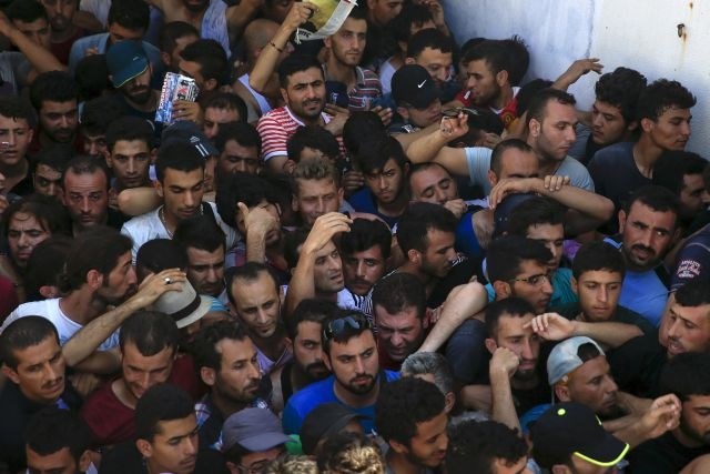 Gneča na stadionu, kamor so na otoku Kos zaprli migrante. Tam so v vrstah čakali na postopek registracije. (Foto: Reuters) 