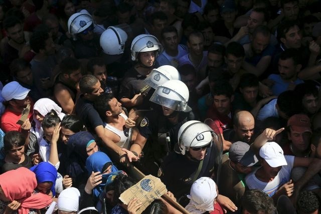 Policija skuša umiriti kaotične razmere na stadionu na otoku Kos. (Foto: Reuters) 