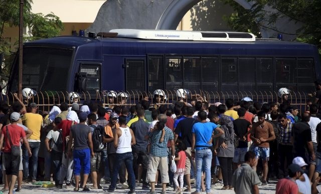 Policija skuša umiriti kaotične razmere na stadionu na otoku Kos. (Foto: Reuters) 