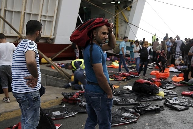Kaos pred trajektom, ki ga je grška vlada poslala na Kos, da bi pospešila registracijo migrantov. (Foto: Reuters) 