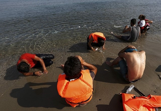Olajšanje beguncev, da so prispeli na obalo. (Foto: Reuters) 