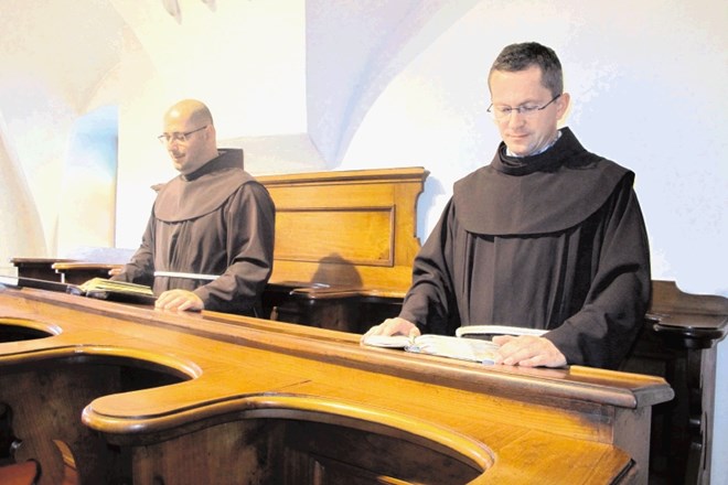 Dan v samostanu se začne ob 7. uri s skupinsko molitvijo. Na sliki brat Janez (levo) in brat Boštjan. 