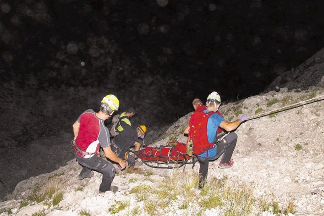 Tolminski gorski reševalci so mrtvega planinca  v dolino prinesli na nosilih v sobotnih jutranjih urah. 