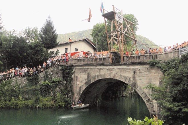 Udeleženci skokov na Mostu na Soči so se v reko pognali s 14 metrov visokega stolpa in devetmetrske skakalnice nad ograjo...