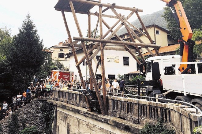 Leseni stolp so pred tekmovanjem postavili na cesto na mostu čez Sočo po navodilih konstruktorja Danila Magajneta. 