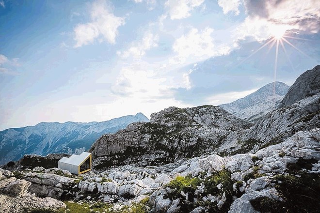 Vzorčni bivak pod Skuto s panoramskim steklom odstira čudovit pogled v dolino Kamniške Bistrice in na Skuto. 