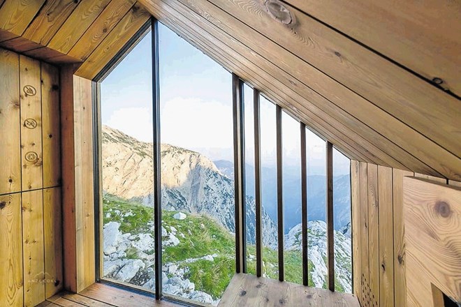 Vzorčni bivak pod Skuto s panoramskim steklom odstira čudovit pogled v dolino Kamniške Bistrice in na Skuto. 