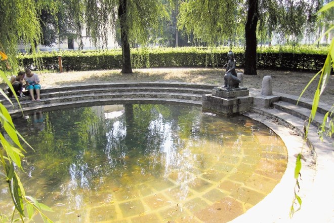 Ljubljančanka je opozorila, da je bila voda v delujočih fontanah v parku Tivoli motna in da v okolici fontan ni lepo dišalo....