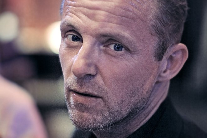 Norveški pisatelj Jo Nesbø je avtor priljubljenih kriminalnih romanov, v prostem času pa tudi glasbenik in športnik. 