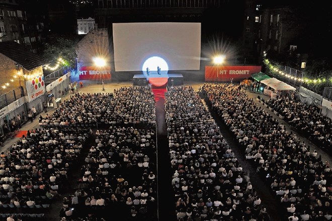 Letni kino Metalac lahko sprejme 3000 gledalcev in je praktično vsak večer razprodan. 