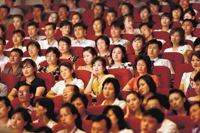 Pogled na severnokorejsko občinstvo med sredinim nastopom zasedbe Laibach 