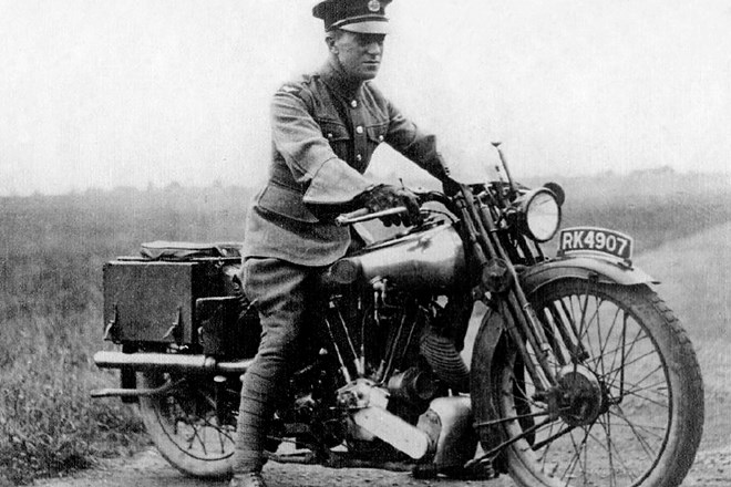 1. T. E. Lawrence se je leta 1935 smrtno ponesrečil z motociklom, kar je imelo za posledico razvoj motorističnih čelad.  2....