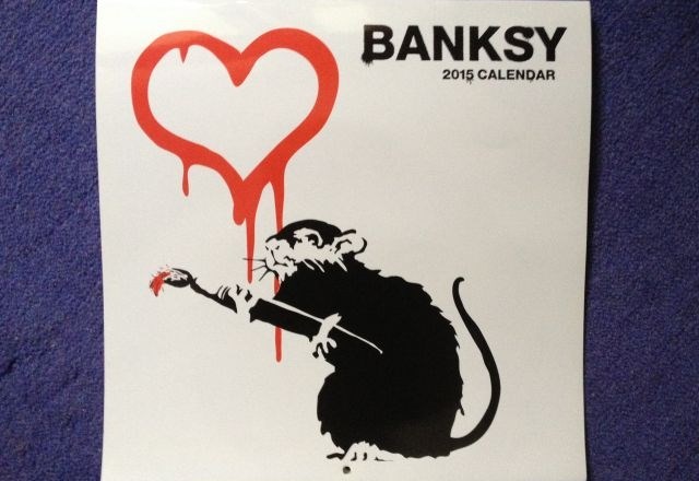Banksy komercializaciji ne more ubežati, pa četudi se zelo trudi. Izdelki s podobami njegovih del so izjemno priljubljeni,...