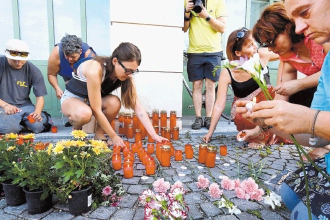 Pred policijsko postajo v Eisenstadtu so domačini včeraj polagali cvetje in prižigali sveče za 71 umrlih sirijskih beguncev....