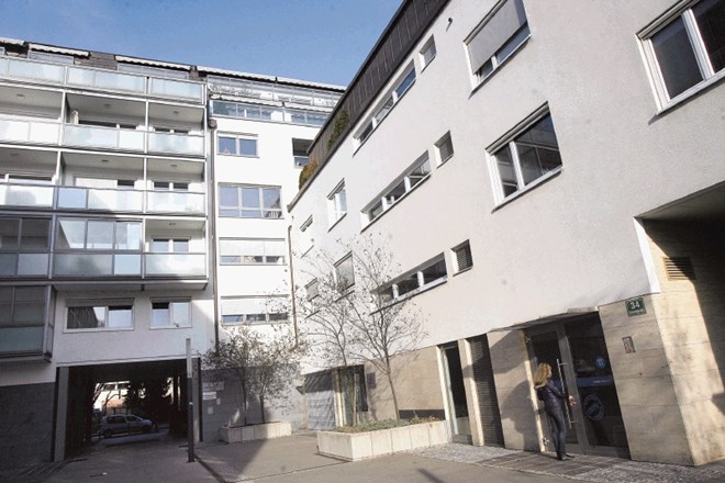 Janez Janša je od Imosa kupil trisobno stanovanje v Komenskega ulici v Ljubljani, zanj pa odštel 250.000 evrov. Samo s...