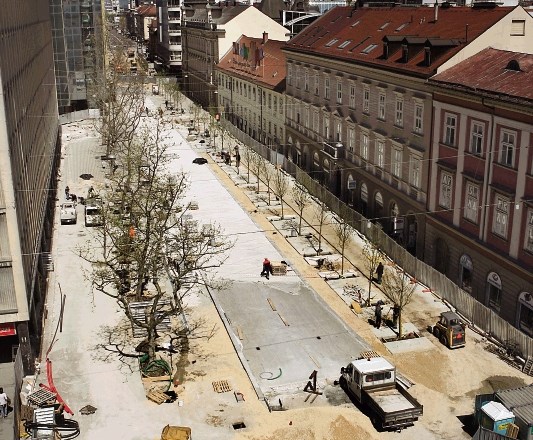 Konec letošnjega aprila je bila prenova osrednjega dela Slovenske ceste  v polnem teku. (na fotografiji levo).  Do sredine...