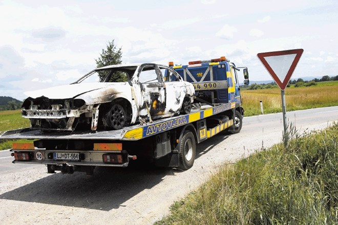 Potem ko so ugrabitelji v Podpeči iz alfe  vrgli hudo poškodovano Zorico Škrbić, so avto  zažgali, da za seboj ne bi pustili...