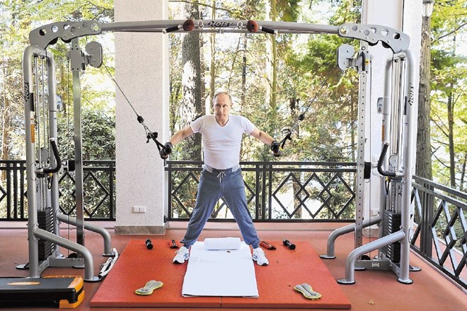 Vladimir Putin razkazuje moč v telovadnici v Sočiju. 