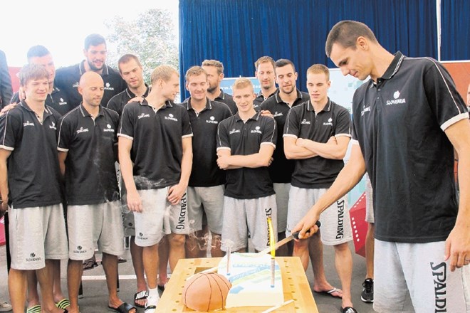 Za popotnico in srečo so gostitelji košarkarjem podarili posebno košarkarsko torto. Prvi je vanjo zarezal kapetan Jure...
