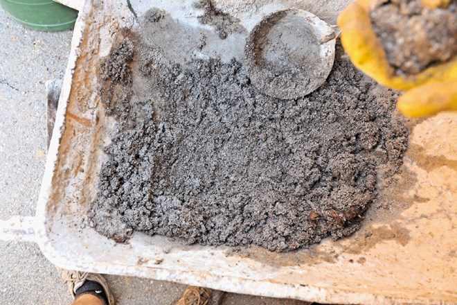Mešanje peska in cementa v razmerju 1:3 je najbolj vsestranska mešanica betona. V podobnem razmerju so pripravljene tudi...
