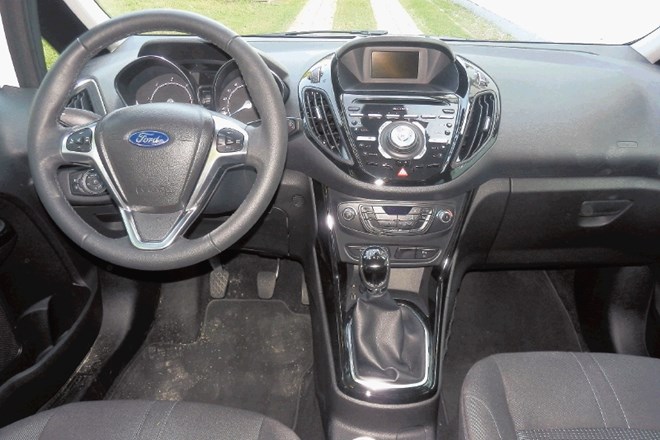 Vozili smo malega Fordovega enoprostorca B-maxa, ki navdušuje s preglednostjo in prostornostjo