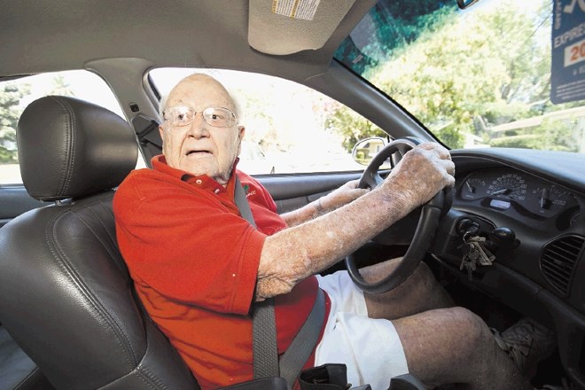 Starejši vozniki povzročijo manj prometnih nesreč, so  previdnejši in imajo dolgoletne izkušnje. 