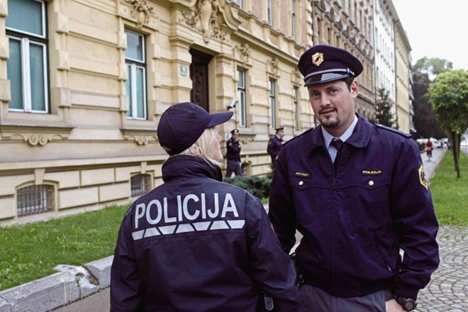 Policijski sindikat opozoril na neenakopravno obravnavo policistk – v PU Nova Gorica niti ene ženske na višjih položajih