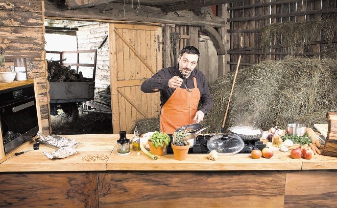 Primož Dolničar v lastnoročno izdelani premični kuhinji med pripravo jelenovega hrbta z omako iz tepk in zelene ter štrukljev...
