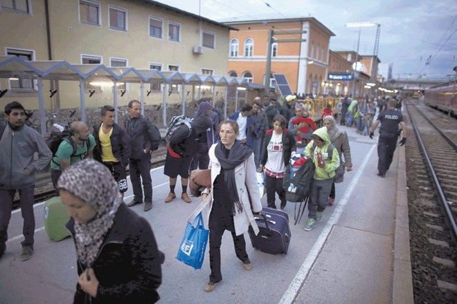Begunci na železniški postaji v obmejnem mestu Passau na jugu Nemčije čakajo na vlak za München, kamor jih je od začetka leta...