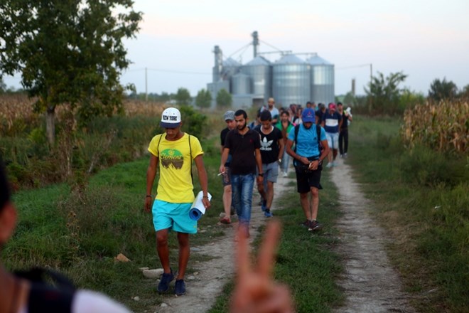Tovarnik na Hrvaškem ob meji s Srbijo, begunci odhajajo iz  improviziranega centra.  