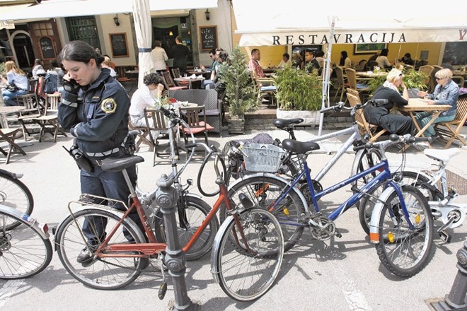 Ker so policisti ugotovili, da velik del kolesarjev pri prijavi kraje ne zna natančno opisati ukradenega kolesa, svetujejo,...