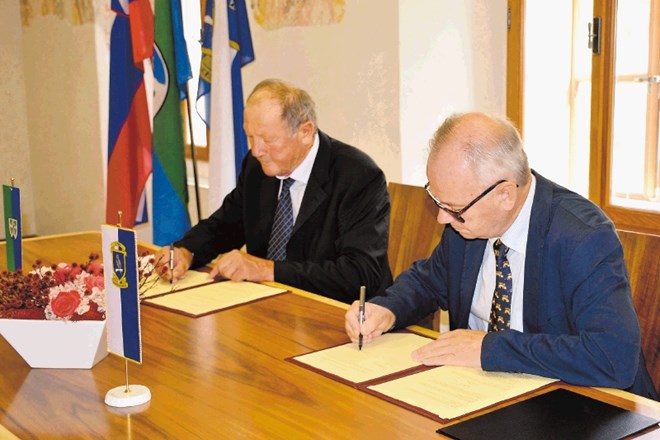 Vipavski župan Ivan Princes (levo) in rektor Univerze Nova Gorica Danilo Zavrtanik (desno) sta včeraj podpisala dogovor o...