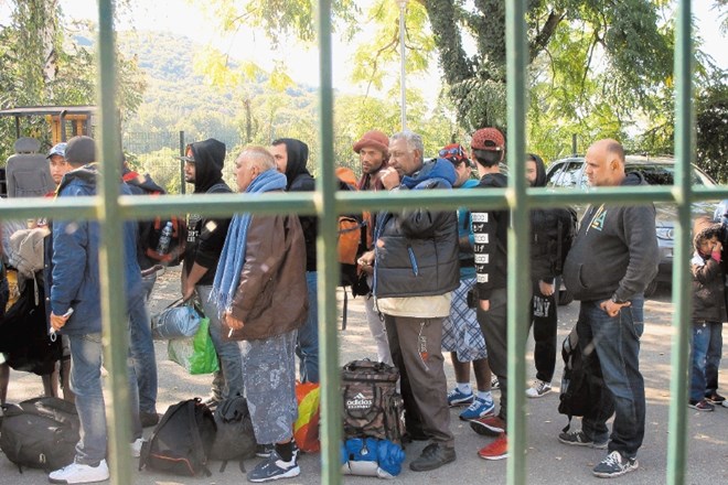 Z begunci v sprejemnem centru v Brežicah smo se lahko pogovarjali le prek ograje. 