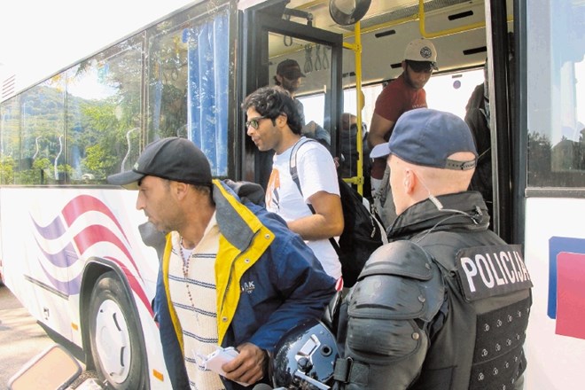 V sprejemni center v Brežicah je včeraj okrog poldneva pripeljal nabito poln avtobus beguncev, med njimi so bile tudi družine...
