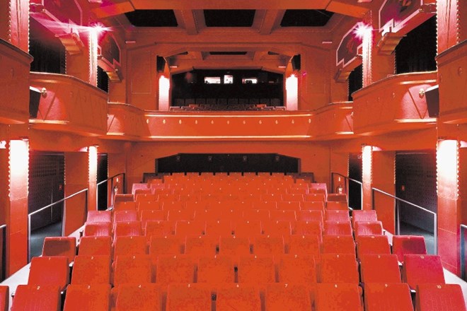 Kinodvor pesti prostorska stiska, ki jo želijo reševati s kinom na zahtevo