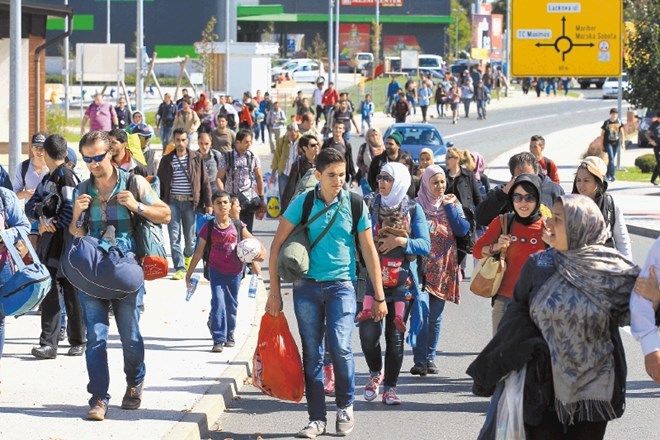 Včeraj zgodaj popoldne se je 378 beguncev iz nastanitvenega centra na sejmišču v Gornji Radgoni odpravilo proti nekdanjemu...