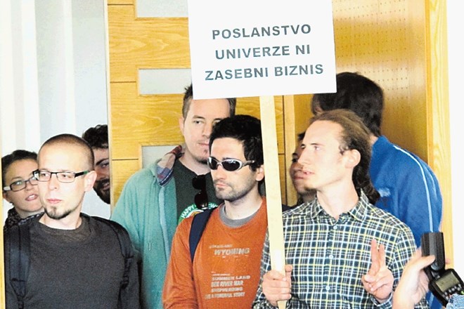 Na včerajšnjo sejo senata Univerze v Mariboru je prišla skupina protestnikov in  opozorila na dva meseca star moralni...