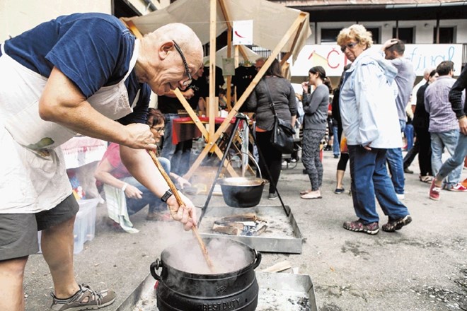 Jože Piano, eden izmed organizatorjev, je v kotlu za obiskovalce skuhal okusen čili z mesom. 
