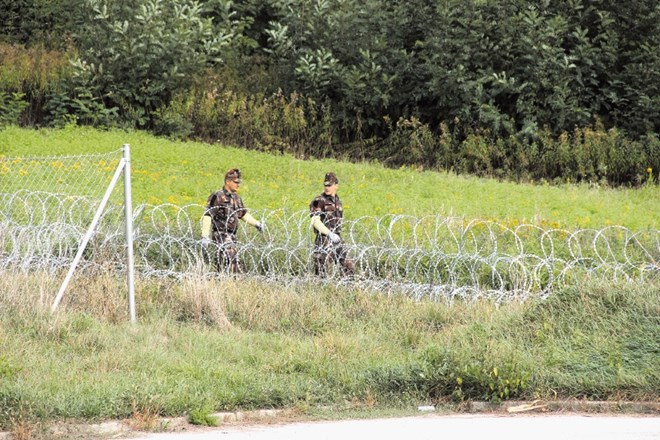 V noči na četrtek so že v temi madžarski vojaki k slovenski meji začeli dovažati material za žično ograjo. Včeraj so jo ob...